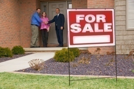 house_for_sale_agent_couple